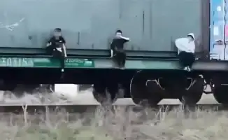 Полиция Алматы проверяет видео с подростками, зацепившимися за вагоны грузового поезда