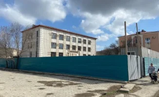 В Атырау объяснили долгую стройку у бывшего суда: Ремонт, начавшийся в 2022 году, завершится только в 2025