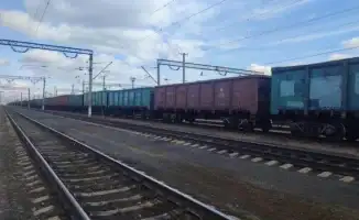 В Акмолинской области двое школьников из Астаны забрались на грузовой поезд и начали перепрыгивать с вагона на вагон. Это опасное развлечение закончилось трагически, когда один из них сорвался с крыши поезда, пытаясь скрыться от полиции. Инцидент подчерки