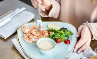 Запрет на "вкусные гости": юрист раскрыл правовые тонкости входа с собственными угощениями в кафе и рестораны Казахстана