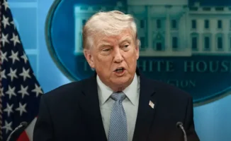 Трамп обнародовал видео: кто застрял в зоне досмотра?