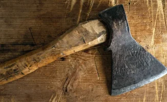 В Алматы ученица пришла в школу с топором, получив указание из соцсетей, планируя нападение.