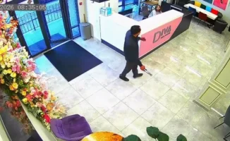 Мужчина с газовым ключом в окровавленных руках устроил переполох в салоне красоты Алматы