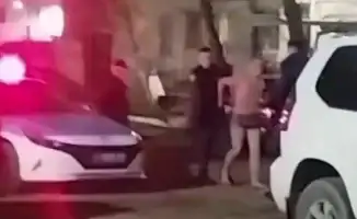 Нож в руках: мужчина в нижнем белье на площадке