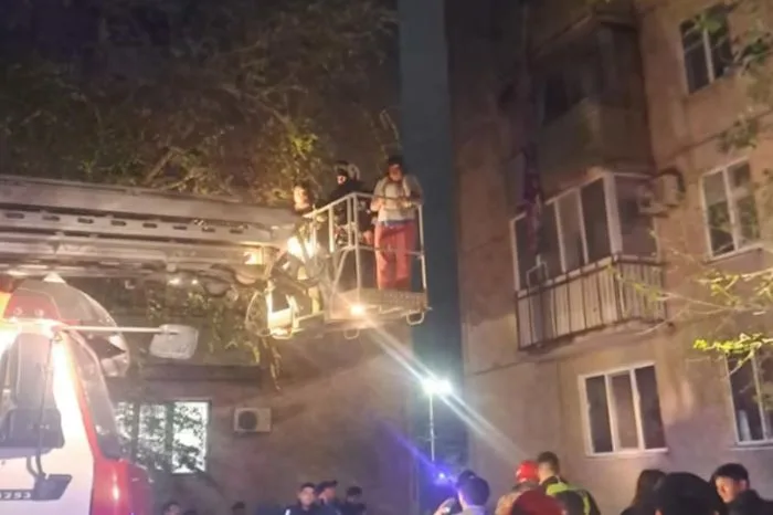 Атырау: 40 человек спасены из огня в пятиэтажном здании Атырау