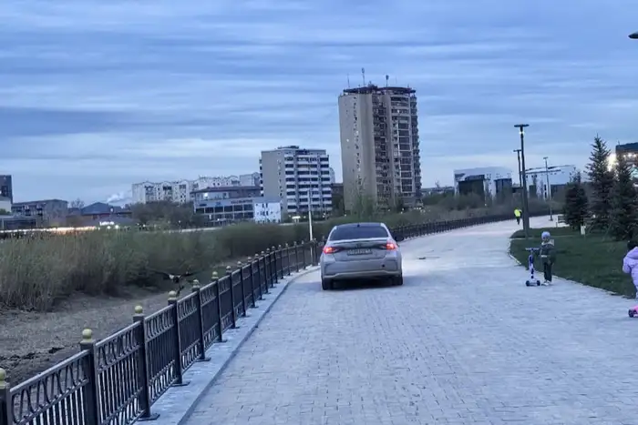 В Атырау водитель устроил опасные гонки по набережной: инцидент произошёл 10 апреля около 19:30 Атырау