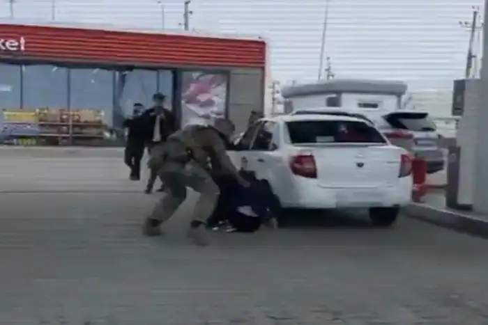 В Атырауской области поймали 'песчаных разбойников': верблюды в ночном плену на пути к коммерческим дюнам Мангистау Атырау