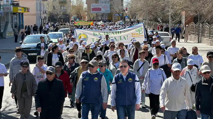 В Балхаше отметили 89-летие города крупной экологической акцией, собравшей взрослых и детей в сквере 'Жастар' с раннего утра. Атырау