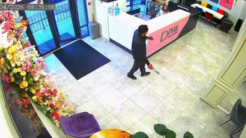 Мужчина с газовым ключом в окровавленных руках устроил переполох в салоне красоты Алматы Атырау