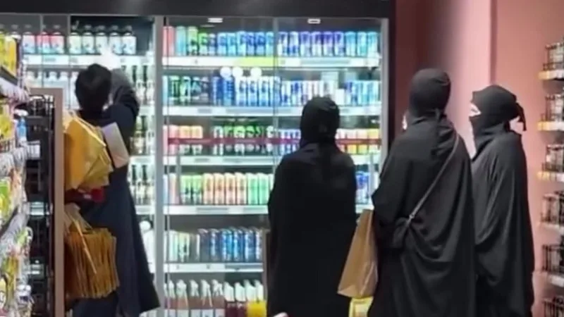 Алматы: Рекламная провокация с 'гаремом' в парандже вызвала полицейское разбирательство Атырау