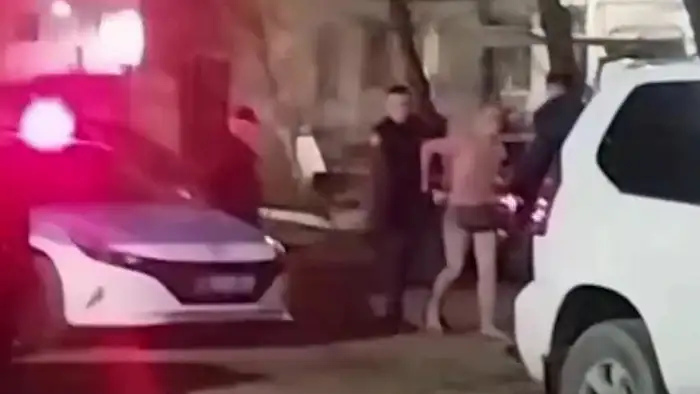 Нож в руках: мужчина в нижнем белье на площадке Атырау