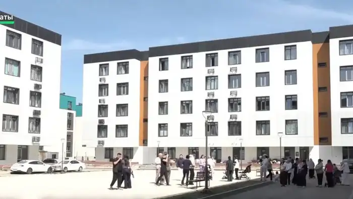 Жильцы нового ЖК в Алматы в шоке: плесень, трещины и протекающая крыша в доме, сданном всего три года назад Атырау
