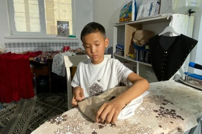 12-летний школьник из Атырау шьет одежду, вдохновляя сверстников на развитие креативности и предпринимательства в молодежной моде Атырау