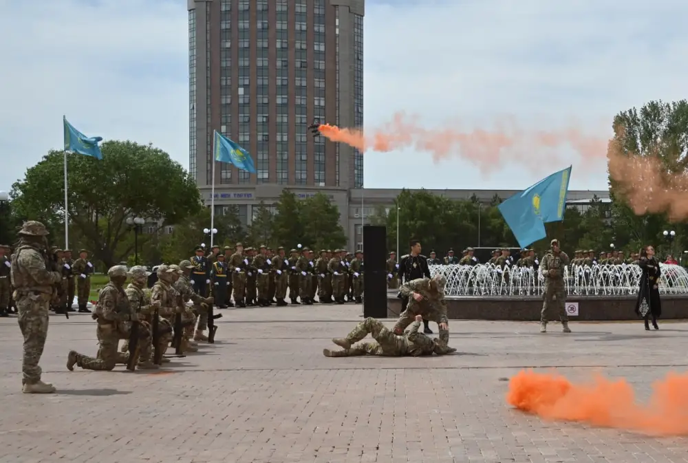 137 молодых солдат произнесли Военную присягу у монумента 'Отан Ана' в столице Атырау