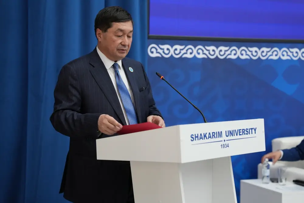 Заряд идей: Судья Конституционного Суда вдохновляет студентов Shakarim University Атырау