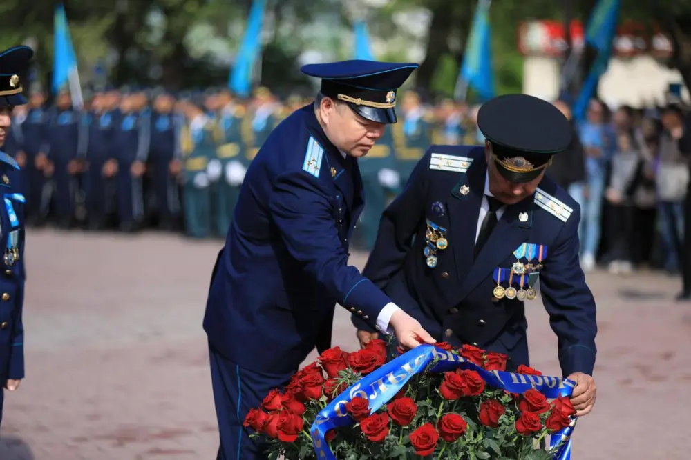 В День Победы актюбинцы возложили цветы у Обелиска Славы (5)