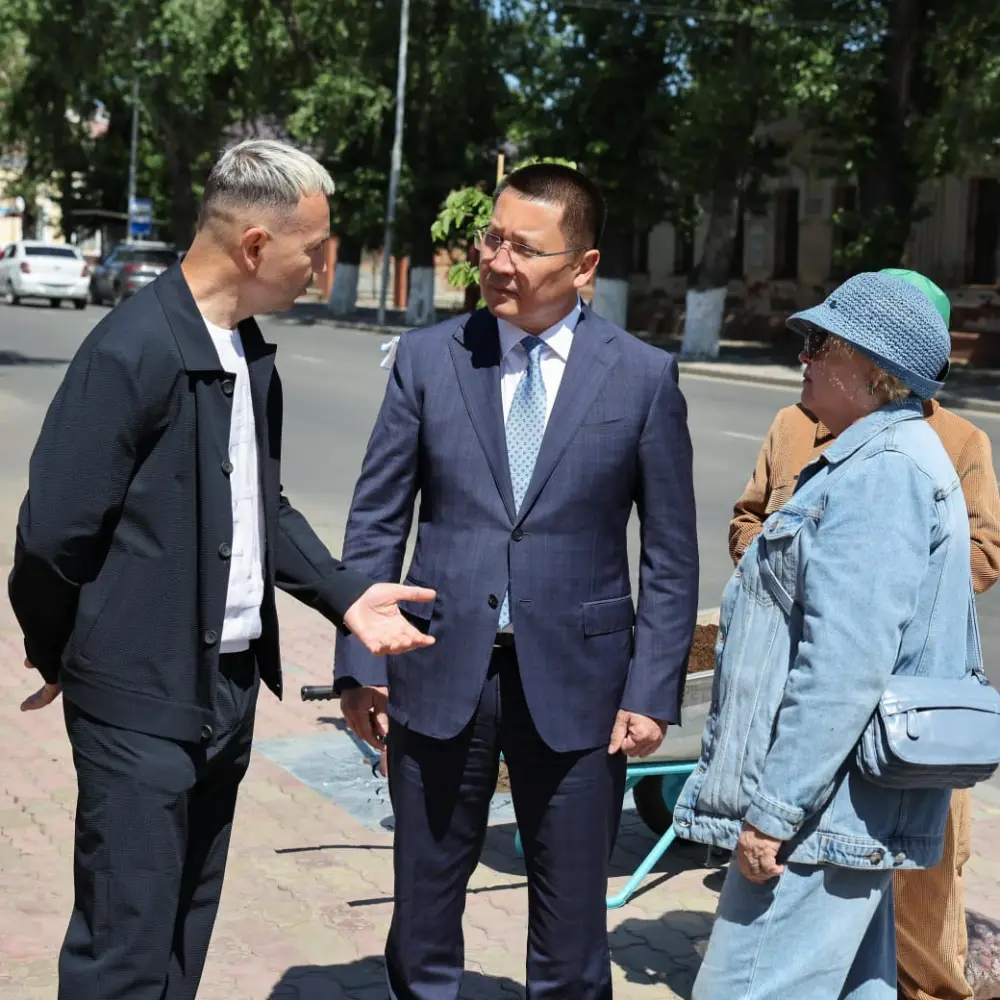 В Павлодаре продолжается работа по озеленению и обновлению городского зеленого фонда (2)