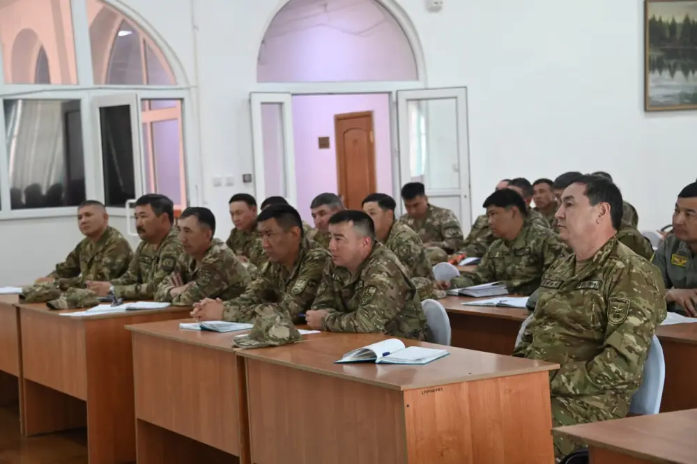 В Абайском гарнизоне обсудили развитие эксплуатационных подразделений армии Атырау