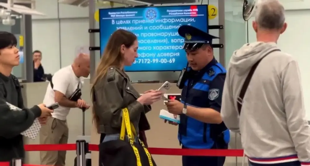 Транспортные полицейские Казахстана помогают иностранным туристам с безопасной навигацией по стране Атырау