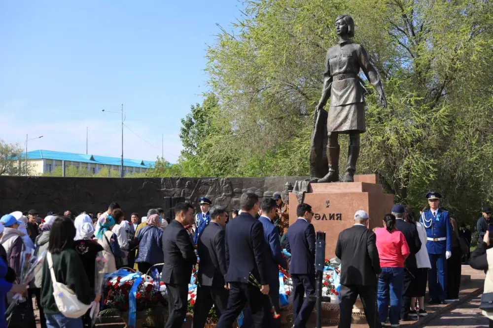Актюбинцы возложили цветы в знак почтения к подвигу Алии Молдагуловой (5)