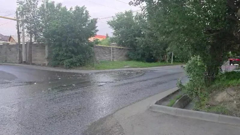 Алматинцы в шоке: зловонные потоки затопили улицы города Атырау