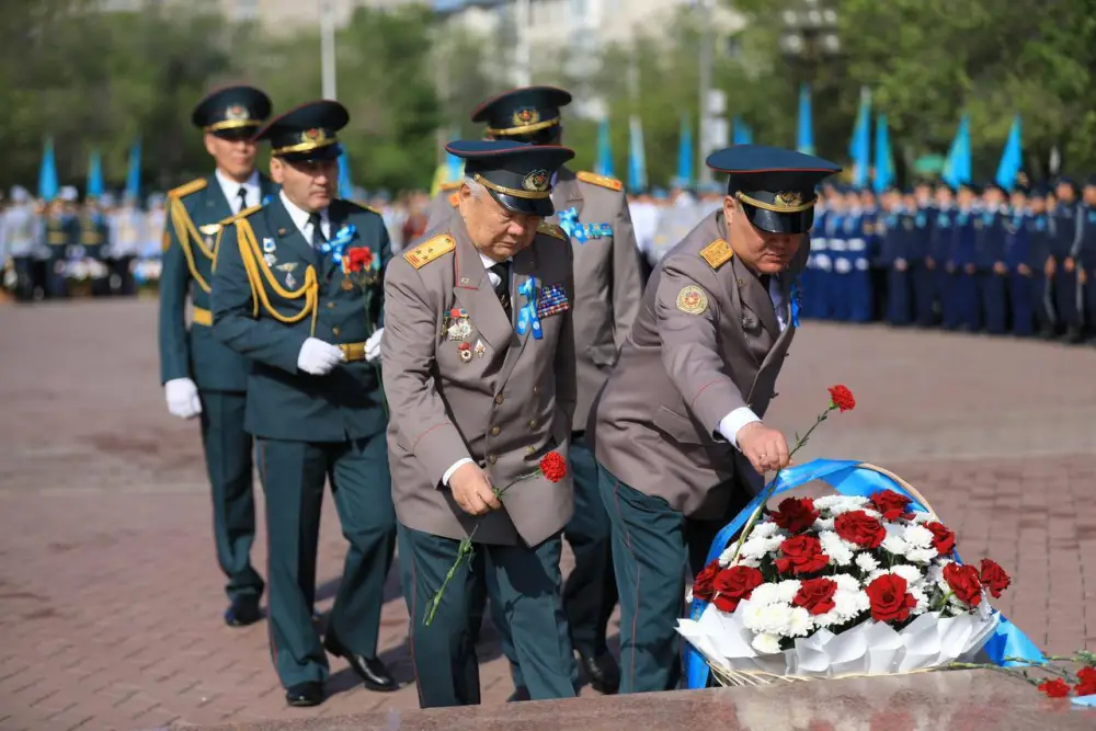 В День Победы актюбинцы возложили цветы у Обелиска Славы (3)