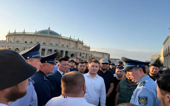 Более 200 автомобилей с иностранными номерами собрались у 'Салтанат сарайы' в Атырау Атырау