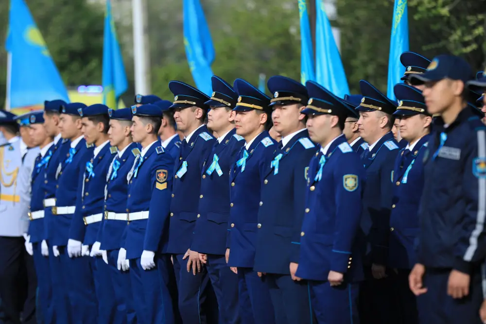В День Победы актюбинцы возложили цветы у Обелиска Славы (4)