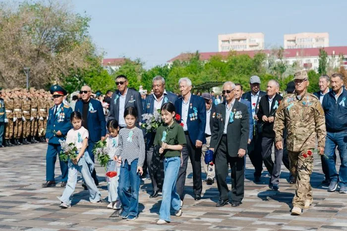 В Атырау жители города объединились в памяти о Победе, возлагая цветы к мемориалу Атырау