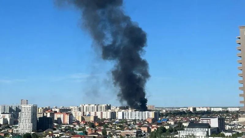 В Астане произошло возгорание крыши двухэтажного здания, что привлекло внимание местных жителей, которые сняли инцидент на видео. Пожар стал заметным событием в городе, о котором сообщает Tengrinews.kz. Атырау