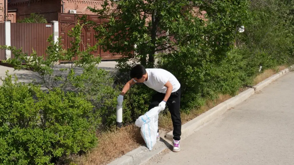 В Атырау прошла акция «ECO Plogging»: более 50 активистов убирали мусор на набережной во время бега Атырау