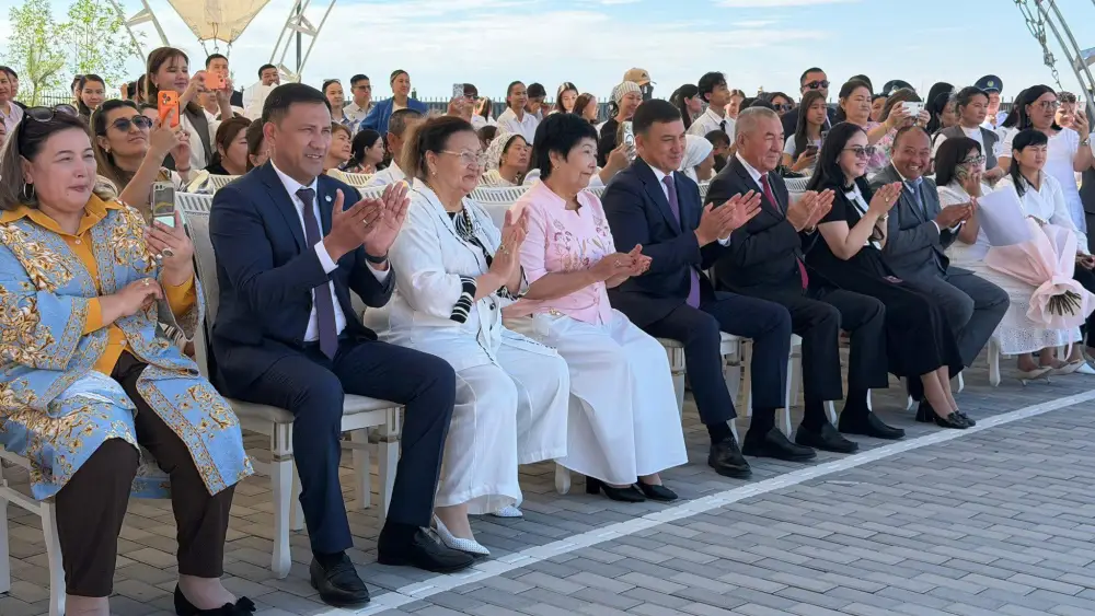 Туркестан: 52 выпускника и лучшие учителя на сцене! Атырау
