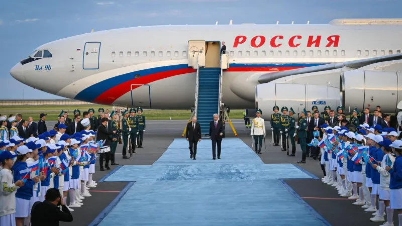 Токаев встретил Путина в Астане: дружеский прием в аэропорту Атырау