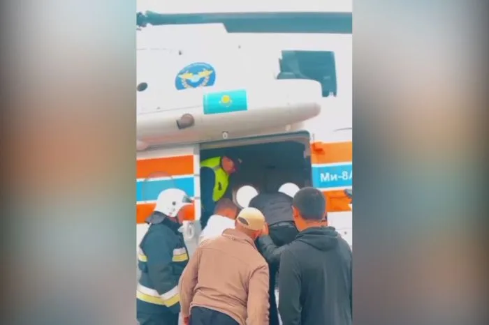 Мужчина был экстренно доставлен вертолетом МЧС из Миялы в Атырау для оказания медицинской помощи. Атырау