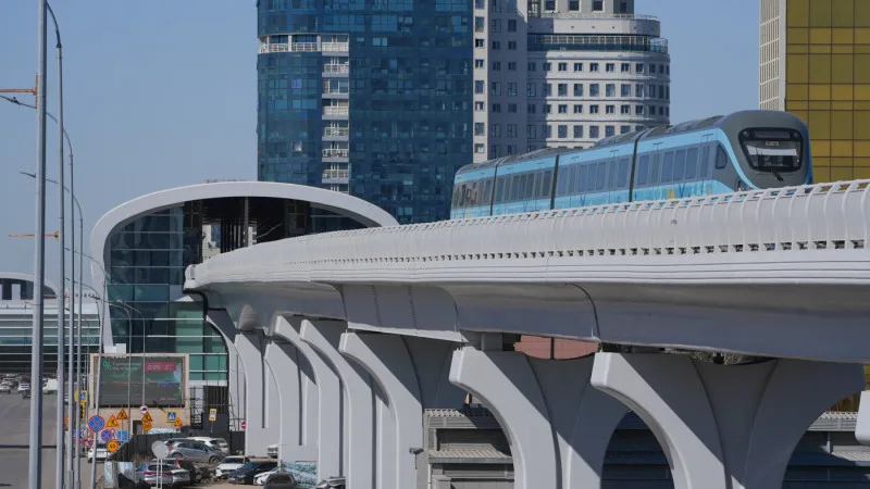 В Астане на станциях легкорельсового транспорта (LRT) начали появляться первые навигационные вывески с их названиями. Атырау