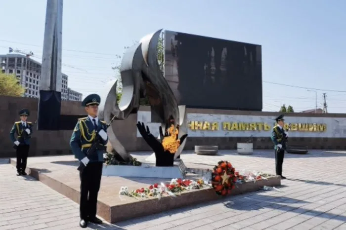 Около 300 юных сарбазов собрались на площади в Атырау в преддверии празднования 7 Мая Атырау