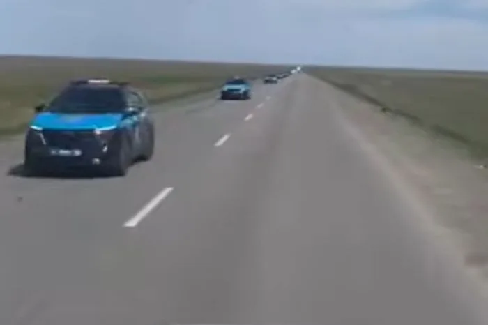 Полиция усиливает присутствие в Атырау: в сети появились видео с колоннами патрульных машин, что вызывает обсуждение среди местных жителей. Атырау