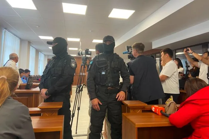 Судебный зал в Атырау: семья Жангелдина на скамье Атырау