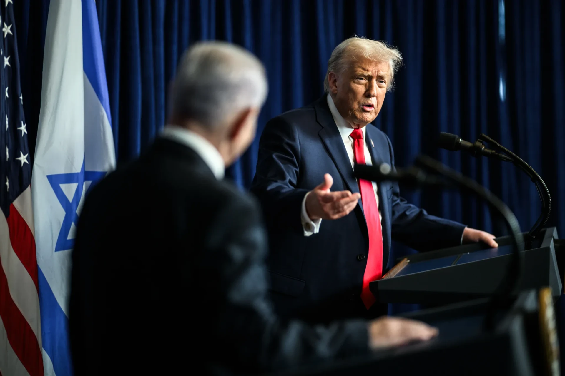 Дональд Трамп говорит с Биньямином Нетаньяху. Фото с сайта Whitehouse.gov