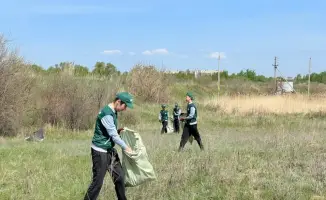 Активисты «Жасыл Ел» провели уборку на берегу канала Нура-Есиль в Астане