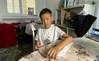 12-летний школьник из Атырау шьет одежду, вдохновляя сверстников на развитие креативности и предпринимательства в молодежной моде