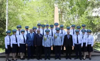 Цветы к памятнику в Астане от транспортной полиции