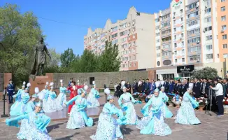 Цветы памяти: Актюбинцы отдали дань уважения подвигу Алии Молдагуловой