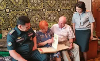 Восточно-Казахстанские спасатели поздравили ветеранов