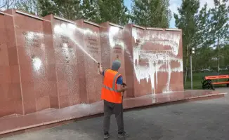 Экологическая акция в Астане сотрудники музеев очищают памятник и территорию
