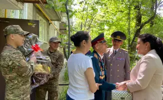 Международное признание: Ветеран ВОВ в Алматы отмечает 99-летие с поздравлениями от спасателей