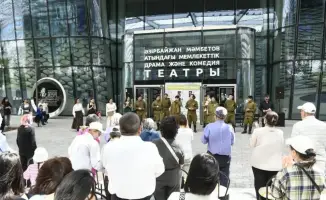 На площади перед Государственным театром драмы и комедии имени Азербайжана Мамбетова прошел театрализованный концерт, посвященный Дню Победы