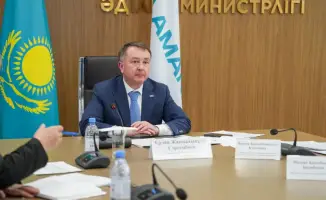Министр юстиции РК Ерлан Сарсембаев обсуждает вопросы нотариальной палаты и судебных исполнителей с гражданами в рамках общественного приёма