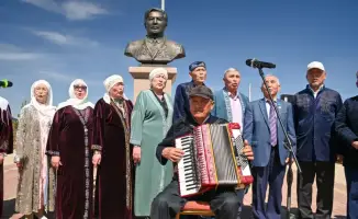 Церемония возложения цветов и велопробег в честь Рахимжана Кошкарбаева в Акмолинской области
