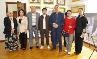 Выставка в Алматы подчеркивает наследие казахского театрального искусства через призму жизни Сералы Кожамкулова